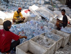 Penerimaan Botol Plastik untuk Pembayaran Naik Suroboyo Bus Semakin Turun