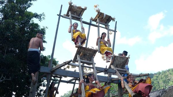 Semringah Remaja Putri Bali Saat Tradisi Ayunan Jantra
