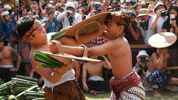 Perang Pandan, Tradisi Penghormatan kepada Dewa Indra di Bali