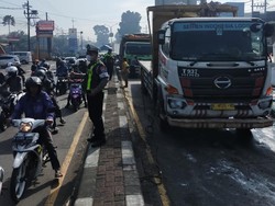 Truk Angkut Tepung Terguling di Lawang, Polisi Berlakukan Contraflow