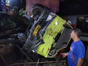 Hindari Mobil, Truk Galian C Hantam Tembok Rumah Warga di Karangasem Hindari Mobil, Truk Galian C Hantam Tembok Rumah Warga di Karangasem