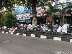 Jorok! Tumpukan Sampah Menggunung di Taman Pembatas Jalan Gejayan