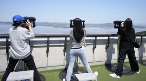 Turis di Korsel Ramai-ramai Ikut Wisata Mengintip Korea Utara