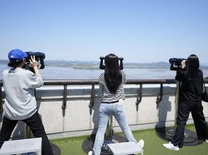 Turis di Korsel Ramai-ramai Ikut Wisata Mengintip Korea Utara Turis di Korsel Ramai-ramai Ikut Wisata Mengintip Korea Utara