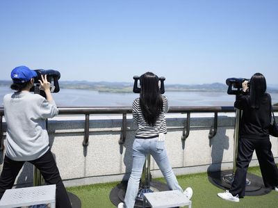 Turis di Korsel Ramai-ramai Ikut Wisata Mengintip Korea Utara