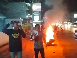 Kesal Listrik Padam, Warga Lubuklinggau Demo Bakar Ban di Depan Kantor PLN
