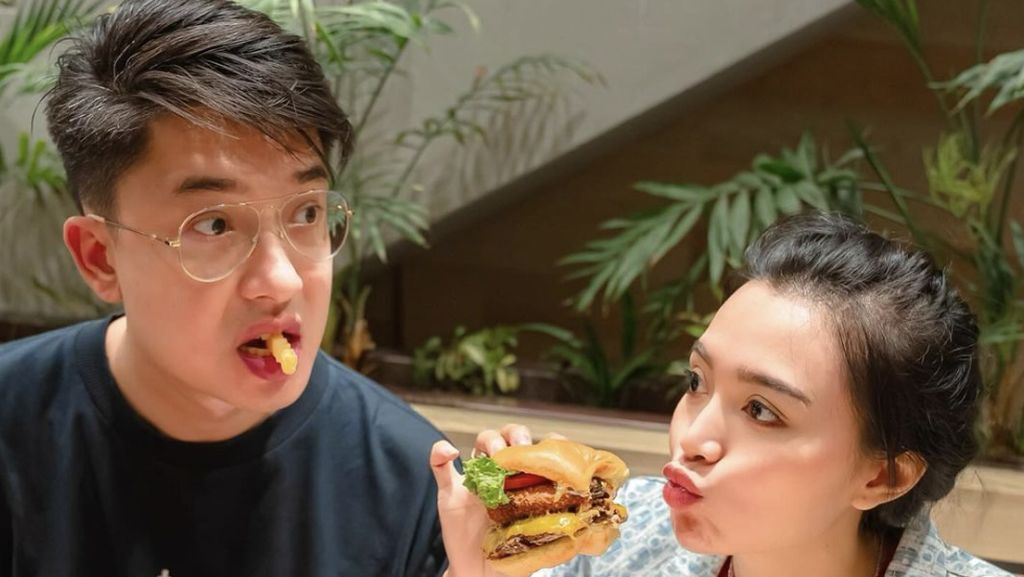 Wika Salim Romantis Kulineran Bareng Pacar, Intip Potretnya! Wika Salim Romantis Kulineran Bareng Pacar, Intip Potretnya!