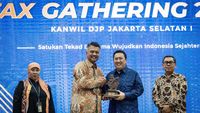 Adaro Terima Penghargaan Wajib Pajak