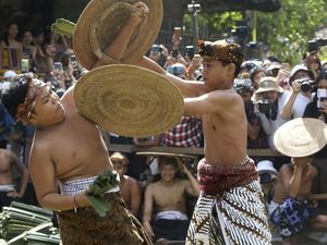 Aksi Berani Pria di Bali Ikut Perang Pandan Berduri Aksi Berani Pria di Bali Ikut Perang Pandan Berduri