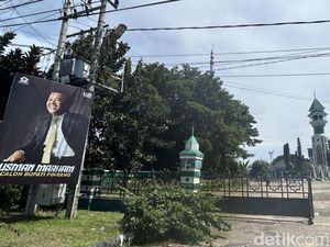Bawaslu Bingung Tindaki APK Bakal Calon Bupati Pinrang Dipasang Depan Masjid Bawaslu Bingung Tindaki APK Bakal Calon Bupati Pinrang Dipasang Depan Masjid