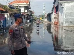 Banjir Rob Rendam Permukiman dan Jalanan Pasuruan
