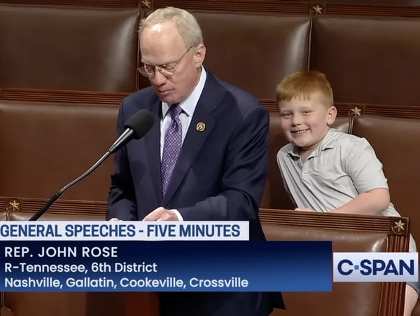 Foto: Ekspresi Lucu Bocah saat Ayahnya Pidato di Kongres AS, Berujung Viral