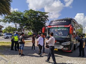 Razia di Senggigi, Bus Pariwisata Tanpa Izin Muat-Uji Kir Disetop Beroperasi! Razia di Senggigi, Bus Pariwisata Tanpa Izin Muat-Uji Kir Disetop Beroperasi!