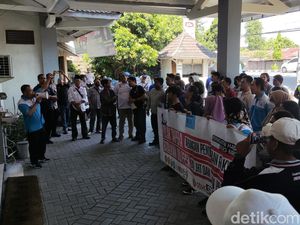 Buruh Gelar Aksi Tolak Tapera di Disnakertrans DIY Buruh Gelar Aksi Tolak Tapera di Disnakertrans DIY