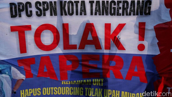 Elemen buruh hari ini melalukan demonstrasi menolak iuran Tabungan Perumahan Rakyat (Tapera). Mereka menganggap mengeluarkan duit iuran Tapera ialah hal yang percuma.