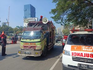 Demo Tolak Tapera! Buruh Mulai Padati Patung Kuda Demo Tolak Tapera! Buruh Mulai Padati Patung Kuda