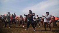 Emak-emak Pengungsi Erupsi Gunung Ibu Ikut Senam Ceria