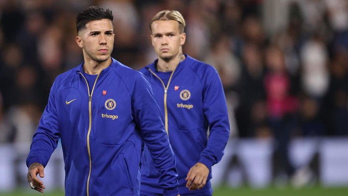 LONDON, ENGLAND - OCTOBER 02: Enzo Fernandez of Chelsea and Mykhailo Mudryk of Chelsea walk out onto the pitch during the Premier League match between Fulham FC and Chelsea FC at Craven Cottage on October 02, 2023 in London, England. (Photo by Ryan Pierse/Getty Images)