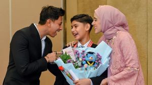 8 Gaya Artis Hadiri Wisuda Anak 2024, Pakai Batik hingga Gamis