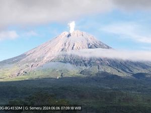 Semeru Kembali Erupsi 3 Kali Pagi Ini, Ketinggian Letusan 800 Meter Semeru Kembali Erupsi 3 Kali Pagi Ini, Ketinggian Letusan 800 Meter