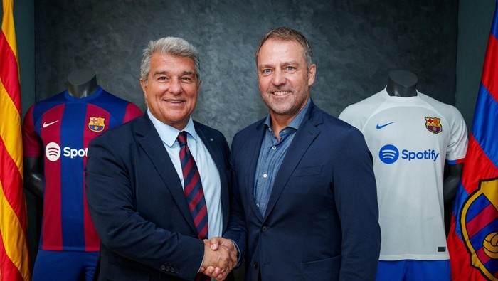 FC Barcelonas president Joan Laporta poses with newly signed coach Hansi Flick in Barcelona, Spain, May 29, 2024. FC Barcelona/Handout via REUTERS ATTENTION EDITORS - THIS IMAGE WAS PROVIDED BY A THIRD PARTY. NO RESALES. NO ARCHIVES. MANDATORY CREDIT.