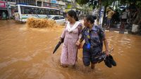 Jalanan di Guwahati India Terendam Banjir Akibat Hujan Lebat