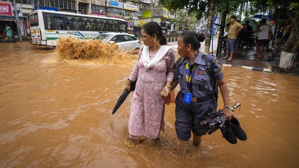 Jalanan di Guwahati India Terendam Banjir Akibat Hujan Lebat