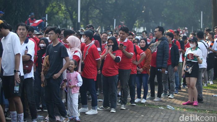 Jelang Indonesia Vs Irak, Suporter Timnas Merahkan SUGBK Sejumlah suporter Timnas Indonesia mulai datangi Stadion Gelora Bung Karno, Jakarta, Kamis (6/6/2024).