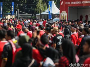 Jelang Indonesia Vs Irak, Suporter Timnas Merahkan SUGBK Jelang Indonesia Vs Irak, Suporter Timnas Merahkan SUGBK