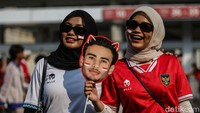Tidak sedikit juga kaum perempuan yang datang ke stadion untuk menyaksikan laga Timnas Indonesia. Mereka datang dengan membawa beragam atribut, salah satunya kipas dengan wajah pemain.