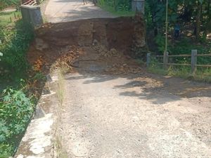 Jembatan Ambruk, Akses Jalan 2 Desa di Pandeglang Putus