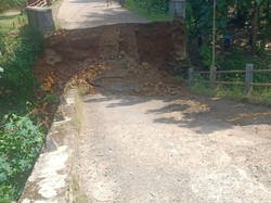 Jembatan Ambruk, Akses Jalan 2 Desa di Pandeglang Putus