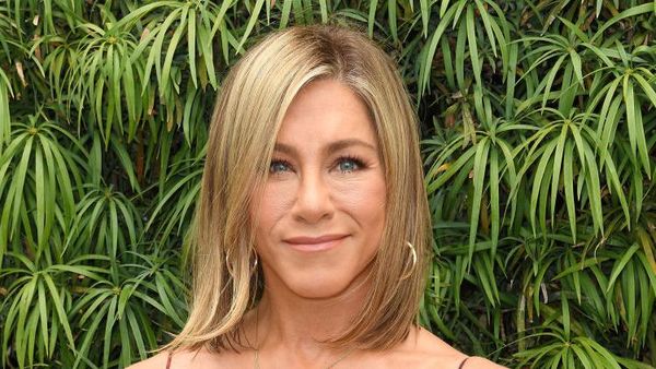 7 Penampilan Terbaru Jennifer Aniston, Picu Rumor Operasi Plastik