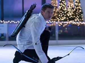 Sebelum Pegang Panah, Jeremy Renner Lebih Andal dengan Lipstik dan Bedak