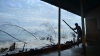 Gelombang Pasang Terjang Kampung Nelayan di Padang