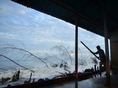 Gelombang Pasang Terjang Kampung Nelayan di Padang
