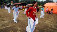 Lomba Balap Karung untuk Kembalikan Senyum Pengungsi Gunung Ibu