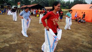 Lomba Balap Karung untuk Kembalikan Senyum Pengungsi Gunung Ibu