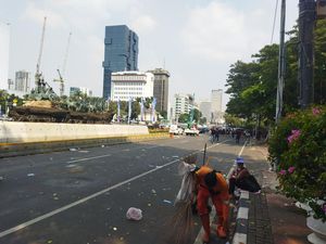 Massa Aksi Buruh di Patung Kuda Bubar, Jl Medan Merdeka Barat Kembali Dibuka Massa Aksi Buruh di Patung Kuda Bubar, Jl Medan Merdeka Barat Kembali Dibuka