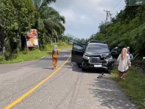 Mobil Dinas Istri Wako Sungai Penuh Tabrak Pemotor Lawan Arah hingga Tewas Mobil Dinas Istri Wako Sungai Penuh Tabrak Pemotor Lawan Arah hingga Tewas