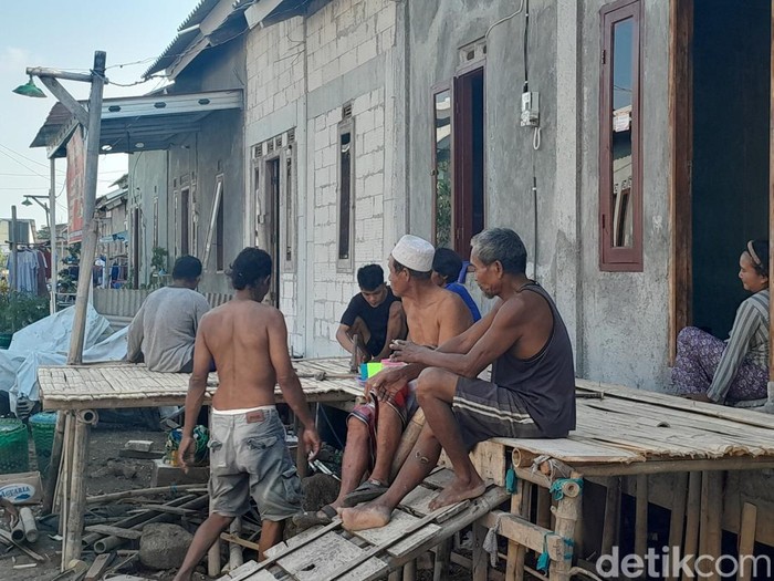 Rumah panggung Dombo satu di Desa Dombo, Kecamatan Sayung, Demak yang ditempati warga terdampak rob di Dukuh Mondoliko, Bedono, Sayung, Kamis (6/6/2024).