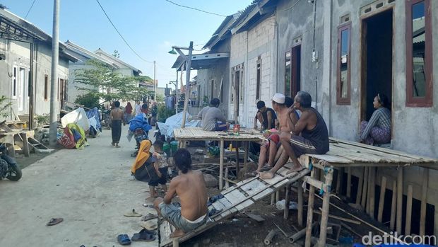Rumah panggung Dombo satu di Desa Dombo, Kecamatan Sayung, Demak yang ditempati warga terdampak rob di Dukuh Mondoliko, Bedono, Sayung, Kamis (6/6/2024).