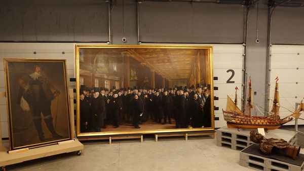 Penampakan Karya Seni yang Diselamatkan dari Kebakaran Bursa Efek Denmark