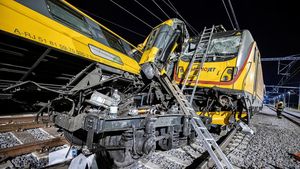 Penampakan Ringsek Kereta Penumpang Vs Barang di Ceko