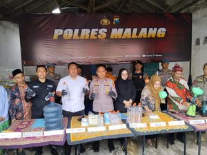 Home Industry Miras Jenis Trobas di Malang Dibongkar, 1 Orang Ditangkap Home Industry Miras Jenis Trobas di Malang Dibongkar, 1 Orang Ditangkap