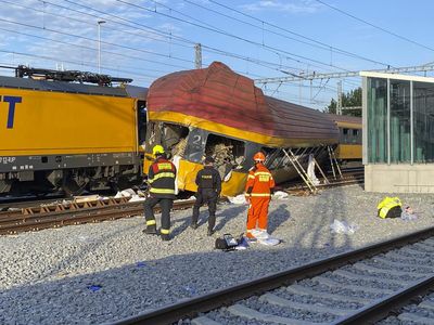 Petugas Amankan Lokasi Tabrakan Kereta di Ceko