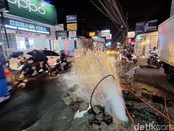 Pipa PDAM di Margacinta Bocor, Air Menyembur ke Jalan