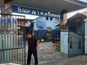 3 Fakta Gerombolan Berseragam Sekolah Lempar Botol Miras ke SMPN 1 Kasihan 3 Fakta Gerombolan Berseragam Sekolah Lempar Botol Miras ke SMPN 1 Kasihan