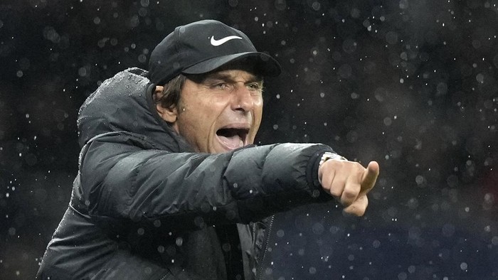 FILE - Tottenhams head coach Antonio Conte gives instructions from the sidelines during the English Premier League soccer match between Tottenham Hotspur and Newcastle United at the Tottenham Hotspur Stadium in London, England, Oct. 23, 2022. Antonio Conte was confirmed as the new Napoli coach on Wednesday June 5, 2024, making him the team’s fifth manager in little more than a year for the deposed Serie A champion. (AP Photo/Frank Augstein, File)