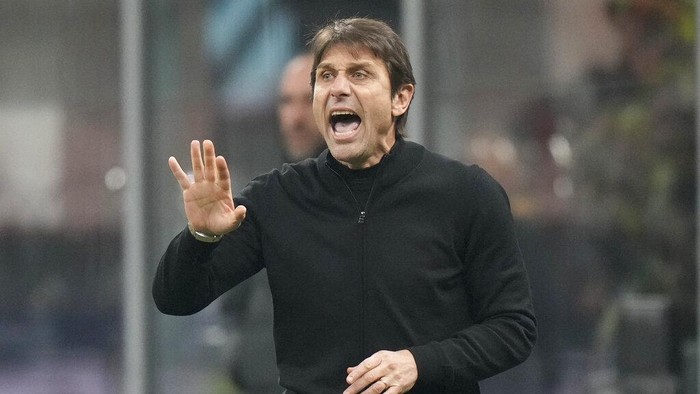 Tottenhams head coach Antonio Conte shouts out as gives instructions from the side line during the Champions League, round of 16, first leg soccer match between AC Milan and Tottenham Hotspur at the San Siro stadium in Milan , Italy, Tuesday, Feb. 14, 2023. (AP Photo/Luca Bruno)